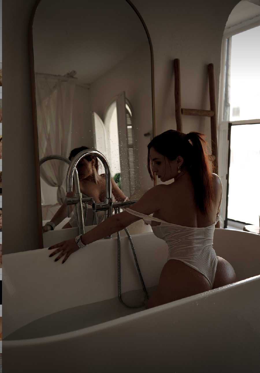 A playful frame from Miranda Faith nude — online in Diyarbakir