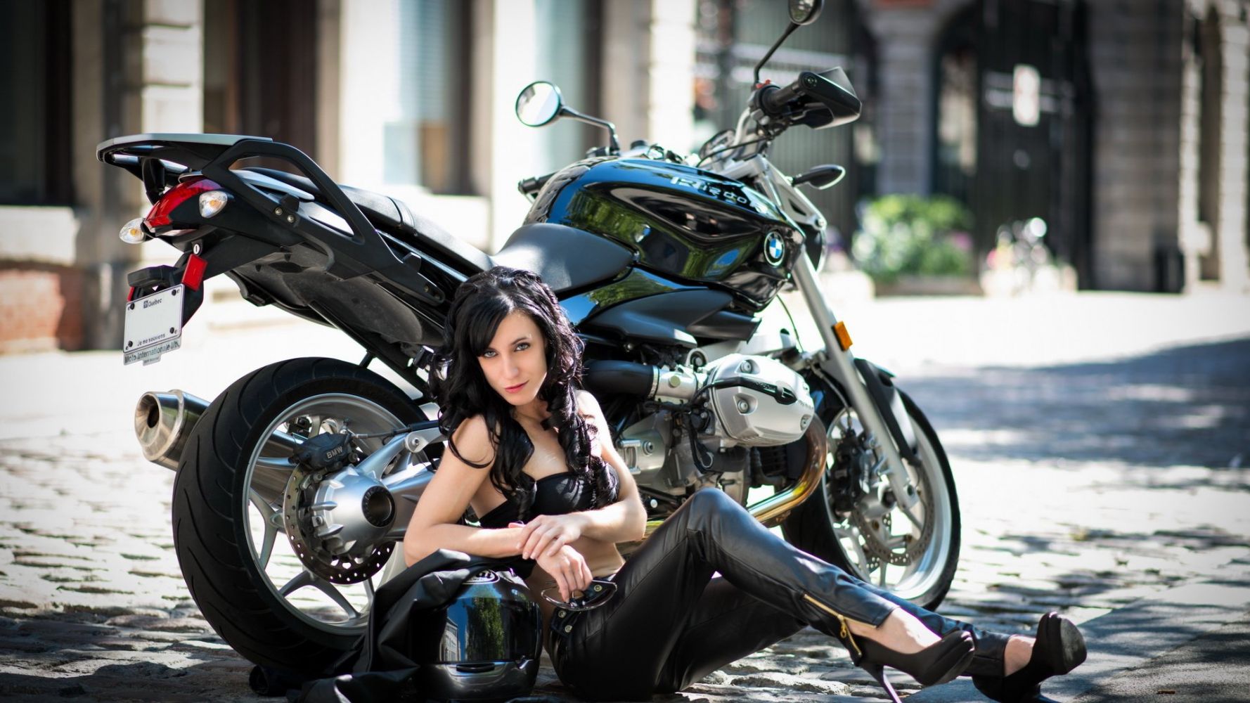 European women on bikes in Diyarbakir