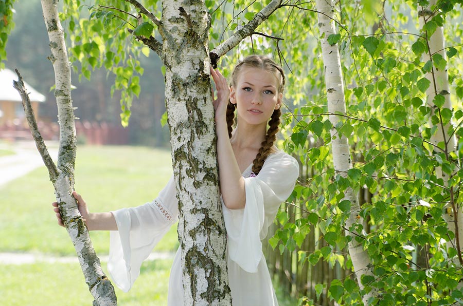 Women in Slavic costumes in Diyarbakir