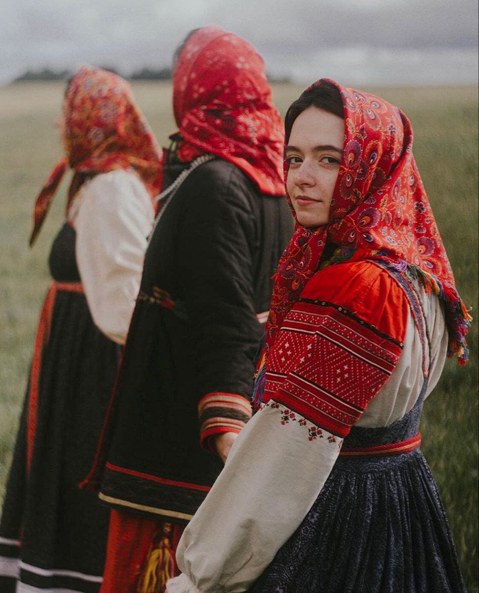 Women in Slavic costumes in Diyarbakir