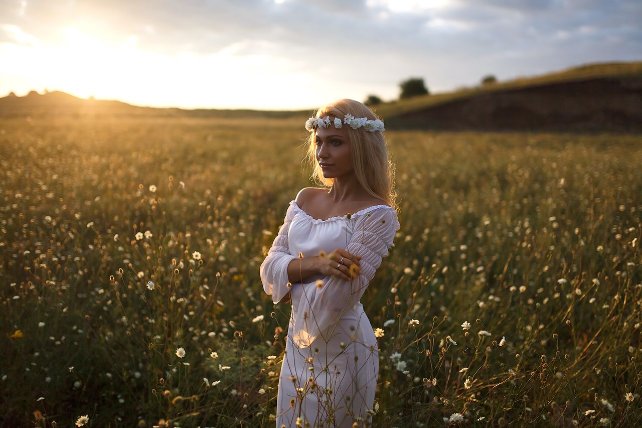 Girls in Slavic costumes in Diyarbakir